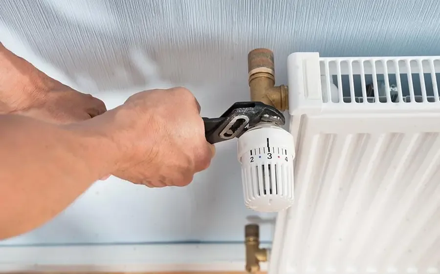 Réglage d'un robinet thermostatique de radiateur lors d'un dépannage chauffage dans le 94
