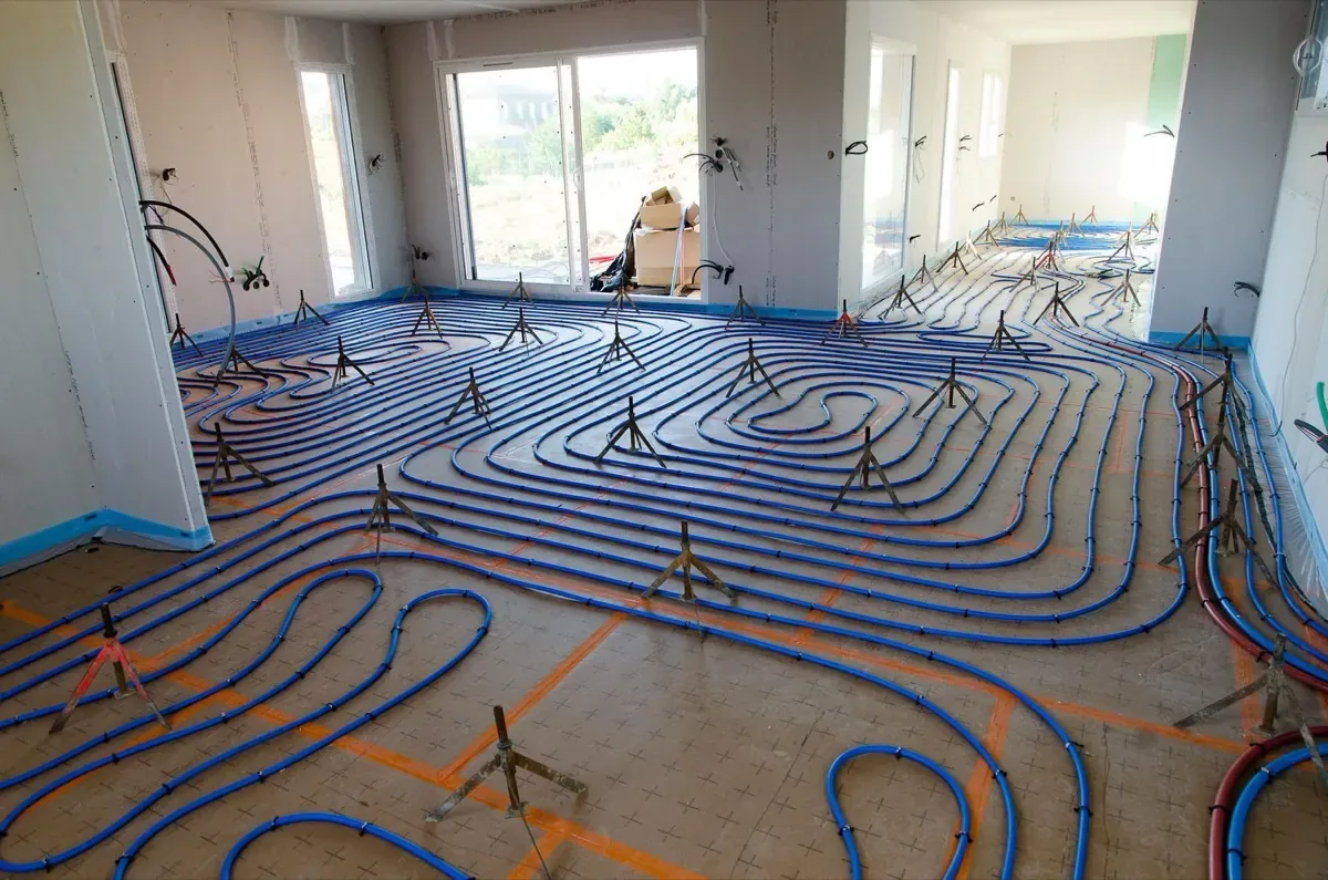 Pose d'un plancher chauffant lors d'un chantier de chauffage en Val-de-Marne