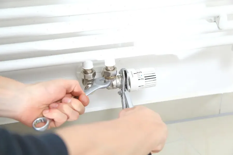 Remontage d'un té de réglage de radiateur par un chauffagiste à Créteil